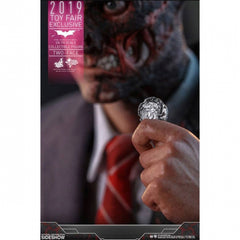 Hot Toys – Two-Face / Harvey Dent 1/6 Scale Figure (The Dark Knight)