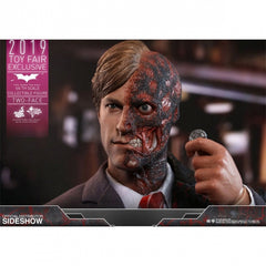 Hot Toys – Two-Face / Harvey Dent 1/6 Scale Figure (The Dark Knight)