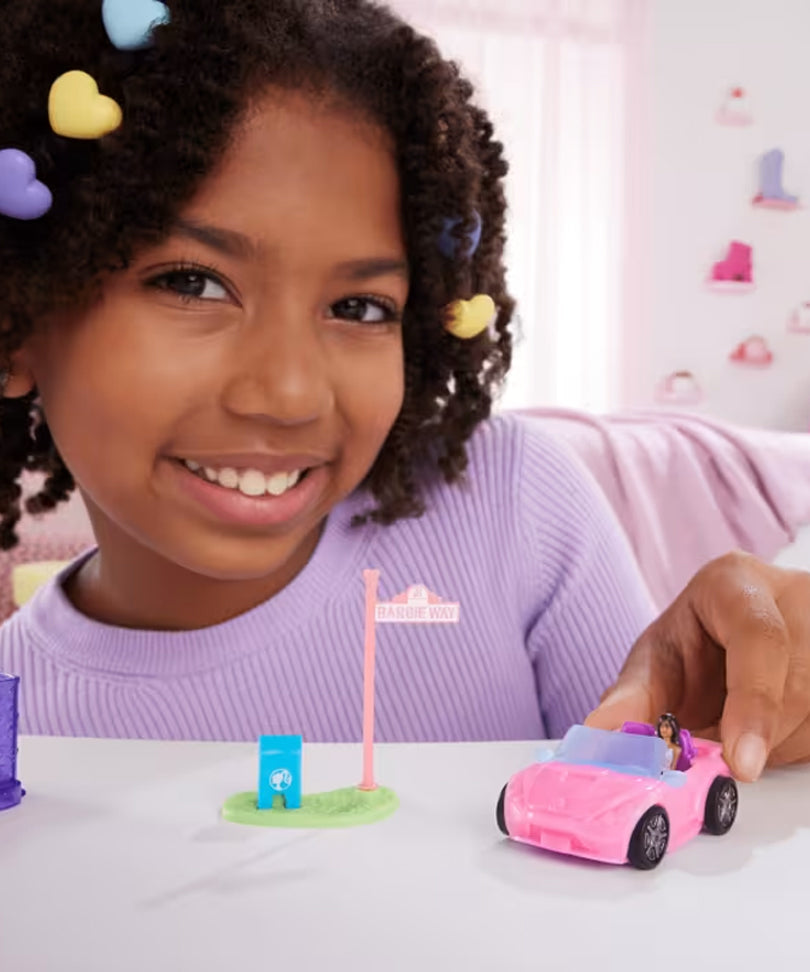 Mini Barbieland - Set con Veicolo e Bambola da 3,8 Cm, Decappottabile con Effetto Cambia Colore