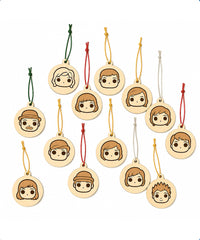 Set Palline di Natale Personalizzate in Legno – Pack da 13 pezzi (incise e intagliate)