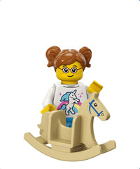 Bambina su Cavallo a Dondolo