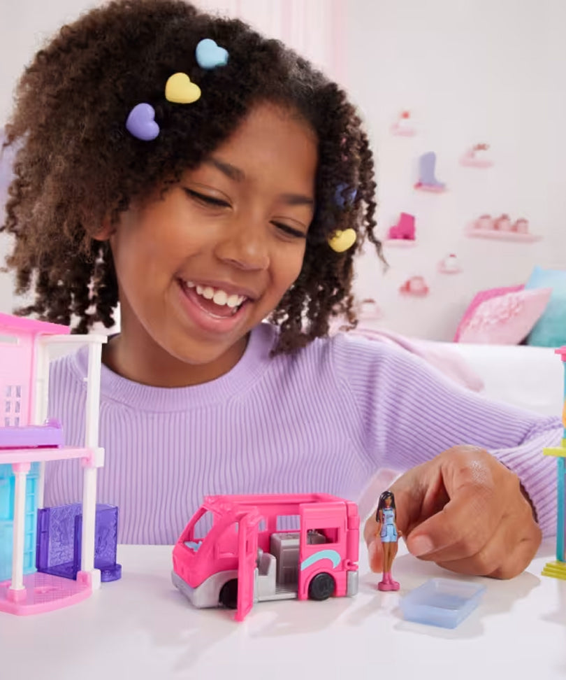 Mini Barbieland - Set Bambola e Veicolo con Bambola da 3,8 Cm, Camper dei Sogni con Piscina Cambia Colore