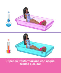 Mini Barbieland - Set Bambola e Veicolo con Bambola da 3,8 Cm, Camper dei Sogni con Piscina Cambia Colore