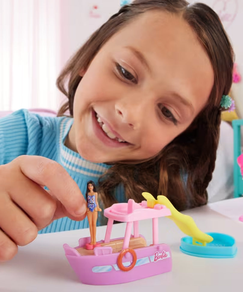 Mini Barbieland - Set con Veicolo e Bambola da 3,8 Cm, Barca dei Sogni con Effetto Cambia Colore