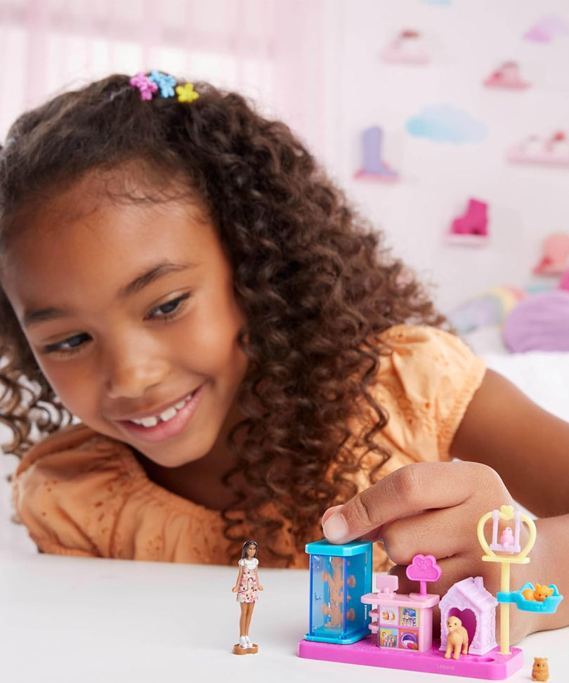 Mini BarbieLand – Set Boutique per Animali con Bambola da 3,8 cm, Espositore Prodotti, Cassa, Casetta per Animali e Cestini per Gatti