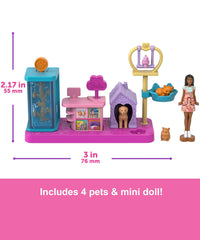 Mini BarbieLand – Set Boutique per Animali con Bambola da 3,8 cm, Espositore Prodotti, Cassa, Casetta per Animali e Cestini per Gatti